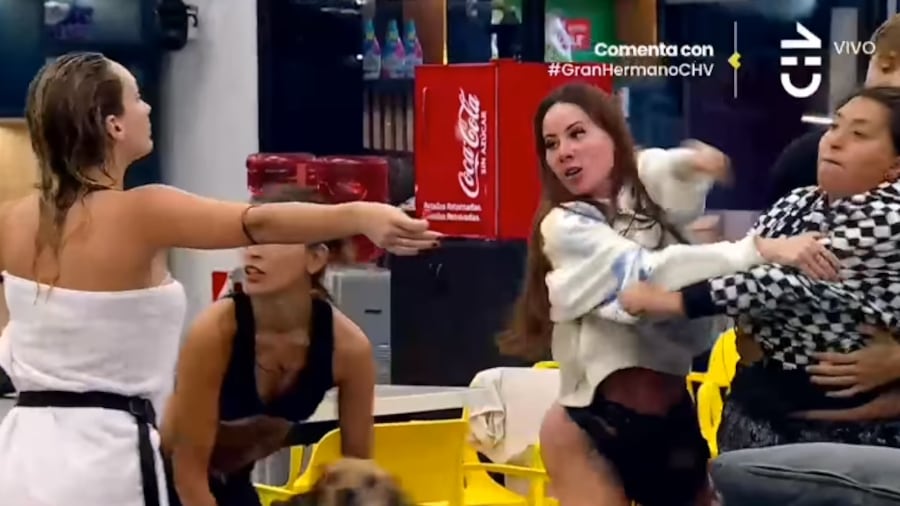 Una intensa pelea entre Francisca Maira y Jennifer Galvarini estuvo a milímetros de pasar a los golpes en Gran Hermano. Todo partió cuando Pincoya criticó a la rubia y al programa porque “acá todos son amigos”. Dando a entender, que la gran mayoría se conocía de afuera del reality.
Ahí, Fran respondió en un tono despectivo y clasista contra la representante de Chiloé y la provocó diciéndole que afuera del reality no tendría futuro.