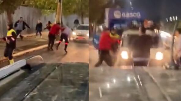 A cadenazos y martillazos. Así fue la violenta pelea callejera que protagonizó un grupo de trabajadores que se trasladaban en un camión repartidor de gas, quienes se enfrentaron con otro automovilista en plena vía pública en la comuna de Quilicura.
La brutal riña quedó registrada en un video, donde se ve el enajenado enfrentamiento. Siendo el vehículo menor el mayor afectado de la ira descontrolada. 
Todo esto, mientras se escuchan los desgarradores gritos de una mujer y los bocinazos de otros automovilistas, quienes pedían que pararan la descomunal pelea ocurrida la intersección de avenida Las Torres con la calle O’Higgins.
Según se reveló, fue el conductor del camión repartidor de gas quien ocasionó la incidente contra el vehículo, el cual fue destruido por la furia irracional de un hombre de chaqueta roja, quien no cesó de darle golpes de martillo, hasta romper los vidrios delanteros. 
“En horas de la tarde (del lunes), personal de la 49° comisaría de Quilicura, mientras desarrollaba patrullajes preventivos en el sector, logran percatarse que cinco individuos estaban golpeándose con elementos contundentes”, informó  el teniente oficial de ronda Prefectura Norte de Carabineros, Juan Cavieres.
“A raíz de lo anterior, personal policial logra la detención de estos sujetos, poniéndolos a disposición del Ministerio Público”, confirmó.
