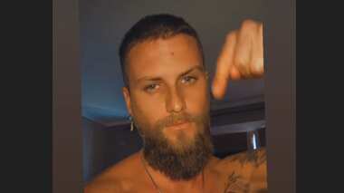 Este viernes, Jean Philippe Cretton se tomó un momento para interactuar con sus seguidores y abrió una caja de preguntas en sus historias de Instagram para responder algunas consultas.
Entre varios mensajes que recibió, el conductor de CHV llamó la atención al contestar algunas íntimas consultas que recibió y también habló de su polola, Pamela Díaz.
“¿Qué es lo que más admiras de Pamela Díaz?”, le preguntaron.
Jean Philippe entonces contestó que “su creatividad y capacidad de trazar un objetivo y cumplirlo cómo sea”.
Entre otras consultas que recibió, un seguidor le escribió: “Tengo todo listo para vasectomía, ¿algo negativo después de haberla hecho?”.
“No, nada la verdad, teniendo el concepto clarito, no pensando mucho en que puede ser reversible, sino tomando una decisión objetiva, pragmática, está todo bien”, respondió.
Más adelante, el conductor respondió una particular consulta sobre su vida íntima. “¿Estarías con alguien de tu mismo sexo?”, consultaron sin filtro.
“No, no me llama la atención la verdad. Puedo admirar la belleza masculina e incluso sentir una cierta atracción con hombres que considero honderos o algo así, pero no desde el plano sexual. Una admiración de belleza, sexualmente me gustan demasiado las mujeres”, contestó sin problemas el conductor.