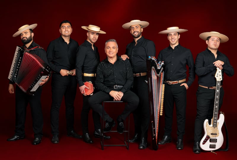 El cantante chileno presentó tres nuevas reinterpretaciones de cuecas nacionales.