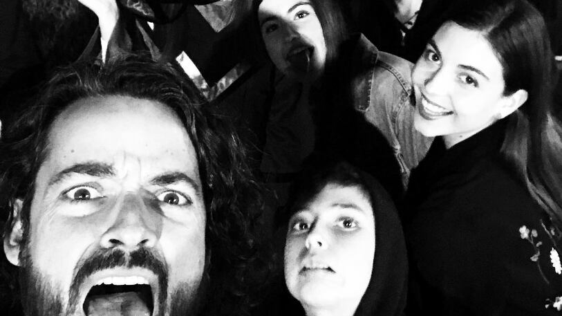 “Me encanta que sean sibaritas. El otro día, por primera vez los llevé a comer comida india y fue maravilloso, porque no querían probar y al final, que el arroz para acá, el chapati (pan) para acá…”, agregó el exconductor de Mucho Gusto.
Carlo von Mühlenbrock y el TOC presente en su casa
Asimismo, el exjurado de Top Chef indicó que en su casa hay un TOC (Trastorno Obsesivo Compulsivo) muy particular, el cual graficó con una anécdota de su hijo.
“El otro día me encantó un comentario de mi hijo, que sale de cuarto medio. Lo estaban esperando en el colegio y había unas botellas de Coca Cola, con suflés y papitas. Me dijo ‘papá, pero ningún canapé’. Me encanta que tenga ese concepto“, recordó.
“Lo otro, que es un TOC en mi casa, es que yo no soporto las bebidas encima de la mesa, siempre están como en una mesita al lado o abajo, porque encuentro que tú pones todo bonito y de repente esta cosa de plástico arriba”, afirmó.
Carlo enfatizó en que “ellos (sus hijos) también tienen esta cosa y me decía ‘papá, lleno de suflitos y las botellas arriba’. Me dio risa, porque él piensa que todo el mundo las baja, que es una cosa de buena educación”, sentenció.