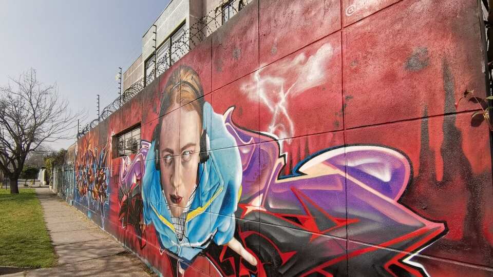 Dos artistas recrearon en un mural una escena icónica de la serie Stranger Things en Maipú.