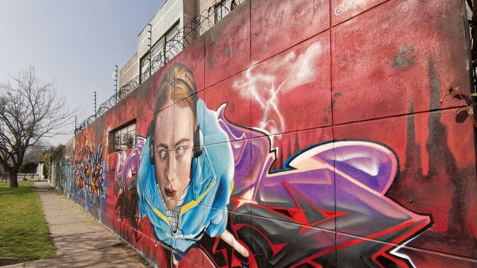 Dos artistas recrearon en un mural una escena icónica de la serie Stranger Things en Maipú.