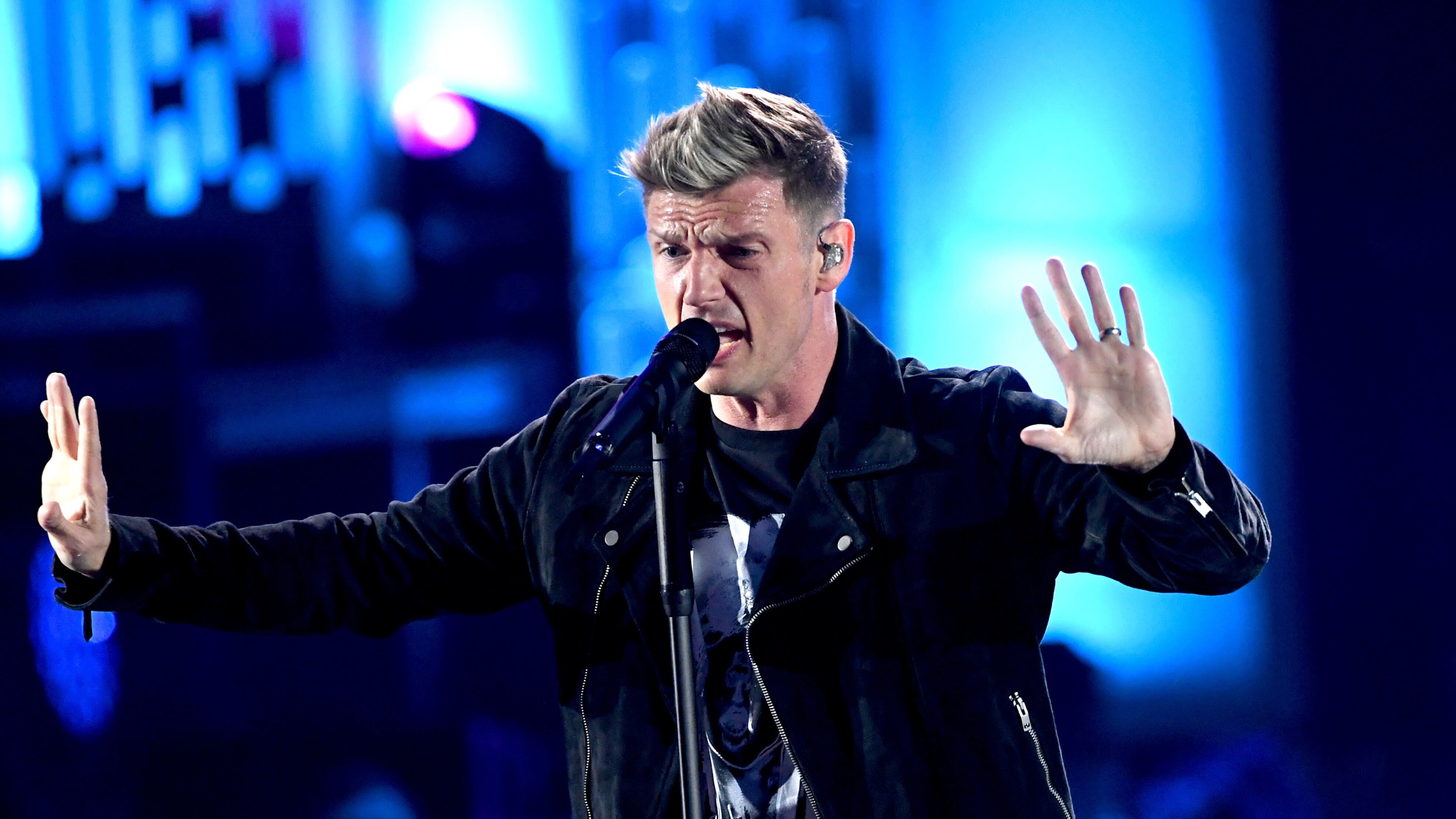 El cantante responde a las acusaciones de una mujer por acoso.