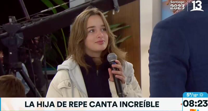 En este nuevo capítulo de Tu Día, José Luis Repenning y Priscilla Vargas llegaron al estudio acompañados por sus hijos.
Precisamente, la mañana de este lunes 1 de mayo, fue la hija mayor de Repe, Valentina, quien enterneció la pantalla mostrando su talento para el canto interpretando una canción junto a su padre.
Hija de José Luis Repenning se luce cantando en vivo
Ante la pregunta si habían cantando juntos anteriormente, Valentina contó que sí, durante la cuarentena, instante donde Repe se acercó a su hija con micrófono en mano, para interpretar “Shallow”, de Lady Gaga y Bradley Cooper.