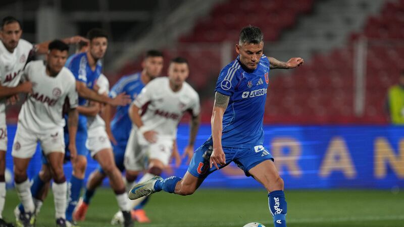 La “U” rescata un agónico empate en los descuentos y Lanús hace grave denuncia contra el árbitro brasileño