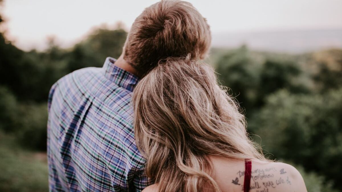 Un hombre dice mucho sobre sus sentimientos e intenciones con sus gestos