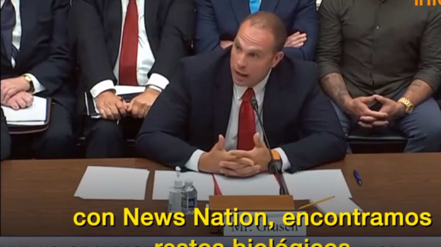 Un gran revuelo a nivel mundial generaron los testimonios de tres ex militares estadounidense, quienes aseguraron bajo juramento la existencia de vida extraterrestre y que habrían encontrado, aparte de naves, “restos biológicos no humanos”. 
Así lo indicaron en el Capitolio, dejando estupefactos a los congresistas tras revelar los detalles de un programa secreto del gobierno, el cual se vendría estudiando hace décadas.
“Como lo dije públicamente en mi entrevista con News Nation, encontramos restos biológicos cuando recuperamos esas partes”, respondió el ex oficial de inteligencia de la Fuerza Aérea, David Grusch, tras ser consultado por Nancy Mace.
Si bien, sus respuestas fueron bien escuetas, dejó en claro que sí existen los OVNIS. 
“¿Eran restos humanos o no humanos biológicos?”, insistió Mace.
“No humanos, y así lo confirmaron personas que trabajaron directamente en el programa y con quienes hablé y que siguen en el programa”, aseguró Grusch.
Además, cuando le preguntaron si el gobierno de EEUU tenía información sobre vida extraterrestre, Grusch dijo que EEUU probablemente ha estado al tanto de la actividad “no humana” desde la década de 1930.
También, el ex oficial de inteligencia afirmó que algunas de las personas que trabajan con esa tecnología extraterrestre han resultado heridas en accidentes al intentar manipular los equipos capturados.
“Fue muy brutal y muy desafortunado, algunas de las tácticas que usaron me lastimaron tanto profesional como personalmente”, dijo.
El testimonio del mayor retirado David Grusch era muy esperado desde que había hecho sus revelaciones públicas hace casi dos meses.
El teniente Ryan Graves, un antiguo piloto de un avión de combate F-18 de la Marina estadounidense, señaló en su declaración inicial que “si los ovnis son drones extranjeros, son un urgente problema para la seguridad nacional”.
Graves añadió que si los ovnis no son de origen humano, “es un tema para la ciencia. En cualquier caso, los objetos no identificados son una preocupación para la seguridad aérea”, consignó el medio internacional Infobae.