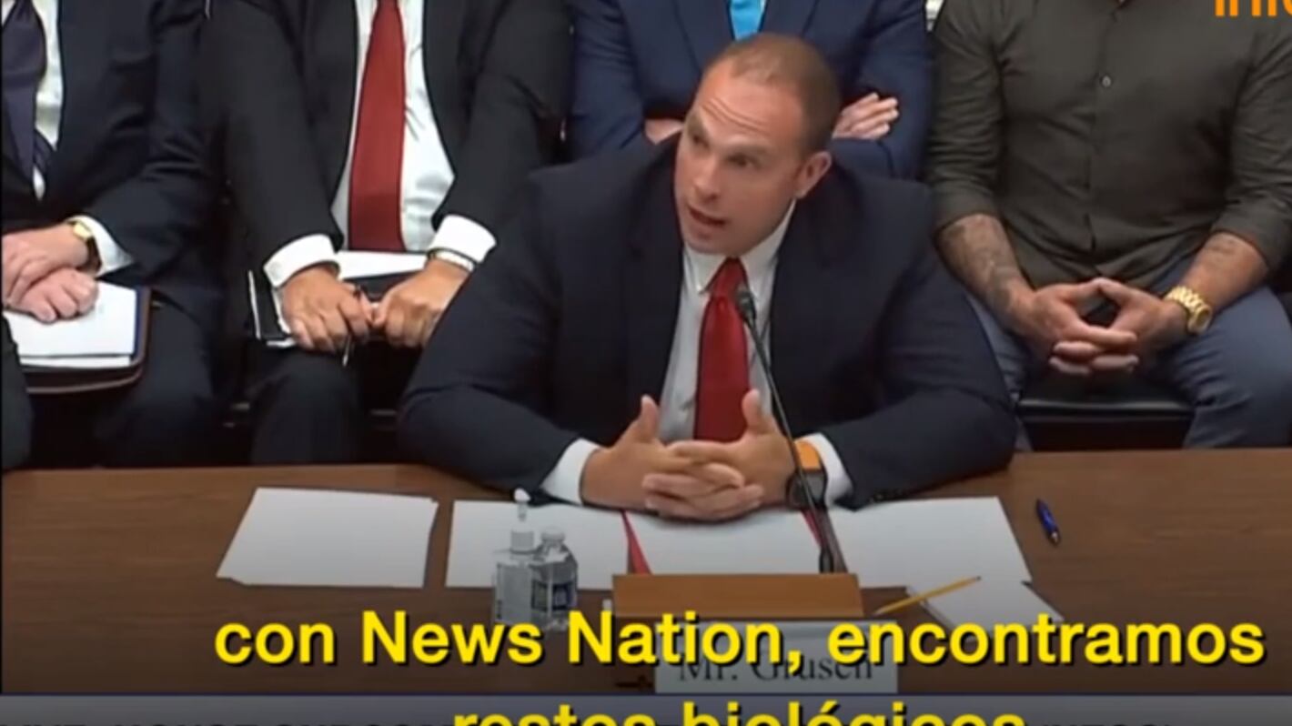 Un gran revuelo a nivel mundial generaron los testimonios de tres ex militares estadounidense, quienes aseguraron bajo juramento la existencia de vida extraterrestre y que habrían encontrado, aparte de naves, “restos biológicos no humanos”.
Así lo indicaron en el Capitolio, dejando estupefactos a los congresistas tras revelar los detalles de un programa secreto del gobierno, el cual se vendría estudiando hace décadas.
“Como lo dije públicamente en mi entrevista con News Nation, encontramos restos biológicos cuando recuperamos esas partes”, respondió el ex oficial de inteligencia de la Fuerza Aérea, David Grusch, tras ser consultado por Nancy Mace.
Si bien, sus respuestas fueron bien escuetas, dejó en claro que sí existen los OVNIS.
“¿Eran restos humanos o no humanos biológicos?”, insistió Mace.
“No humanos, y así lo confirmaron personas que trabajaron directamente en el programa y con quienes hablé y que siguen en el programa”, aseguró Grusch.
Además, cuando le preguntaron si el gobierno de EEUU tenía información sobre vida extraterrestre, Grusch dijo que EEUU probablemente ha estado al tanto de la actividad “no humana” desde la década de 1930.
También, el ex oficial de inteligencia afirmó que algunas de las personas que trabajan con esa tecnología extraterrestre han resultado heridas en accidentes al intentar manipular los equipos capturados.
“Fue muy brutal y muy desafortunado, algunas de las tácticas que usaron me lastimaron tanto profesional como personalmente”, dijo.
El testimonio del mayor retirado David Grusch era muy esperado desde que había hecho sus revelaciones públicas hace casi dos meses.
El teniente Ryan Graves, un antiguo piloto de un avión de combate F-18 de la Marina estadounidense, señaló en su declaración inicial que “si los ovnis son drones extranjeros, son un urgente problema para la seguridad nacional”.
Graves añadió que si los ovnis no son de origen humano, “es un tema para la ciencia. En cualquier caso, los objetos no identificados son una preocupación para la seguridad aérea”, consignó el medio internacional Infobae.