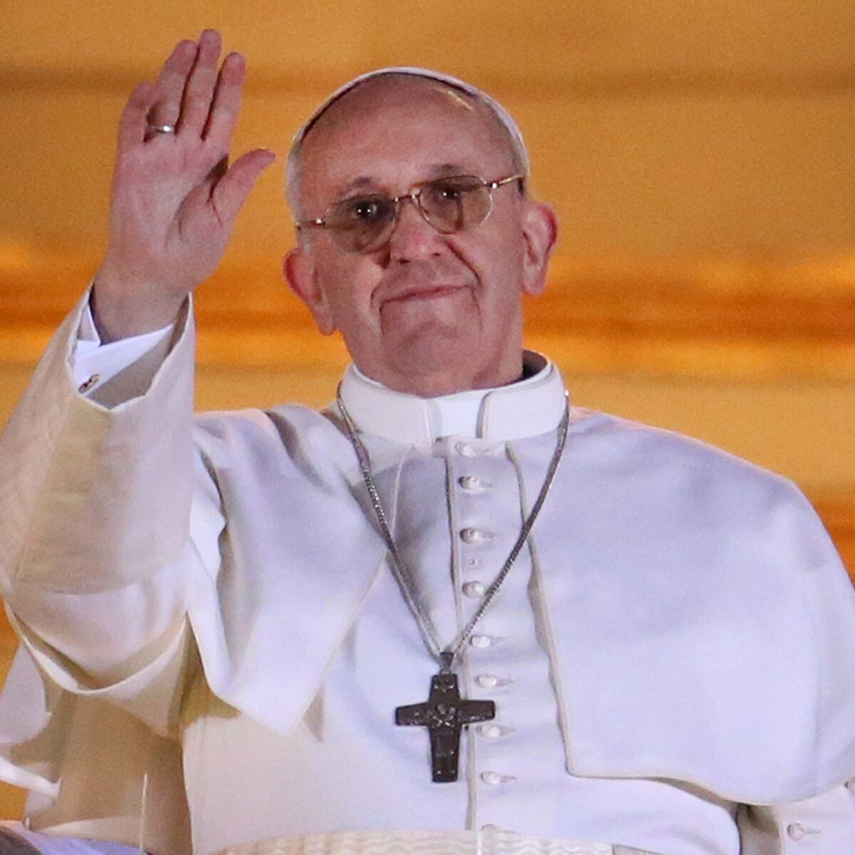El Papa Francisco sigue mejorando pero seguirá en el hospital El Papa Francisco sigue mejorando pero seguirá en el hospital