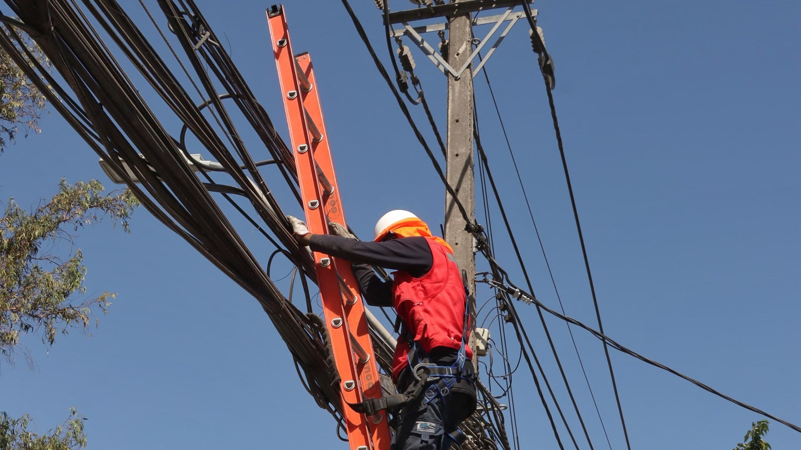 Quilicura comienza el retiro de 74 kilómetros de cables en desuso bajo la Ley "Chao Cables"
