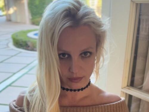 Acusan a Britney Spears de hacer topless en hotel de lujo