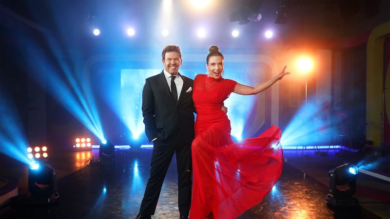 Karla Constant y Nacho Gutiérrez encabezarán la transmisión de la final de Miss Universo 2025 en Canal 13: Inna Moll es la candidata chilena