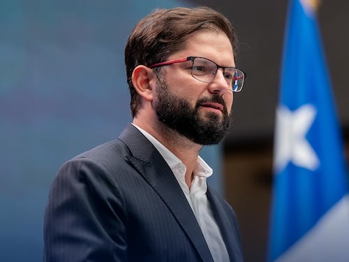 Presidente Boric condena violencia de overoles blancos en colegios: “Simplemente no tiene justificación”