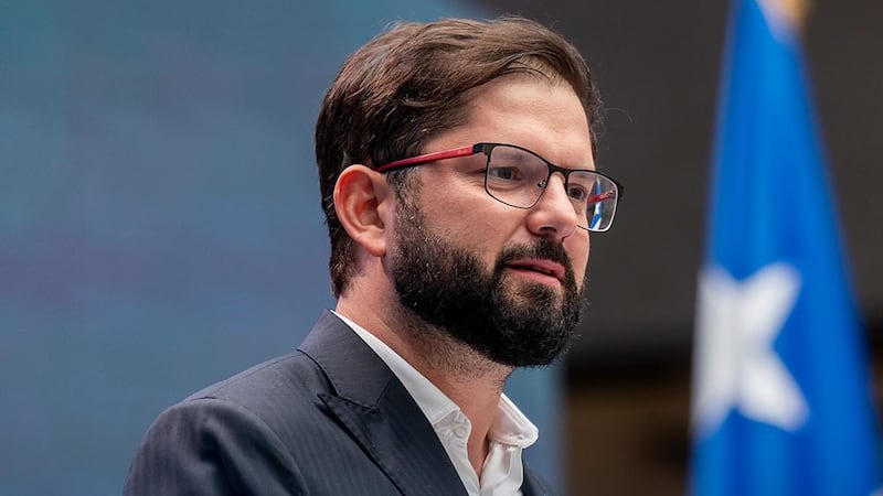 Presidente Boric condena violencia de overoles blancos en colegios: “Simplemente no tiene justificación”