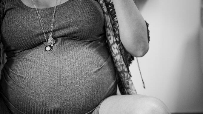 Mujer pensó que estaba embarazada, pero lo que llevaba no era un bebé