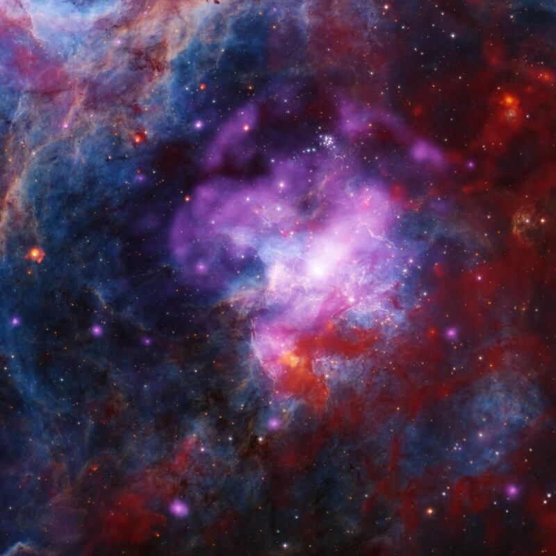 30 Doradus B. Crédito de la imagen: Rayos X: NASA/CXC/Penn State Univ./L. Townsley y otros; Óptico: NASA/STScI/HST; Infrarrojos: NASA/JPL/CalTech/SST; Procesamiento de imágenes: NASA/CXC/SAO/J. Schmidt, N. Wolk, K. Arcand
