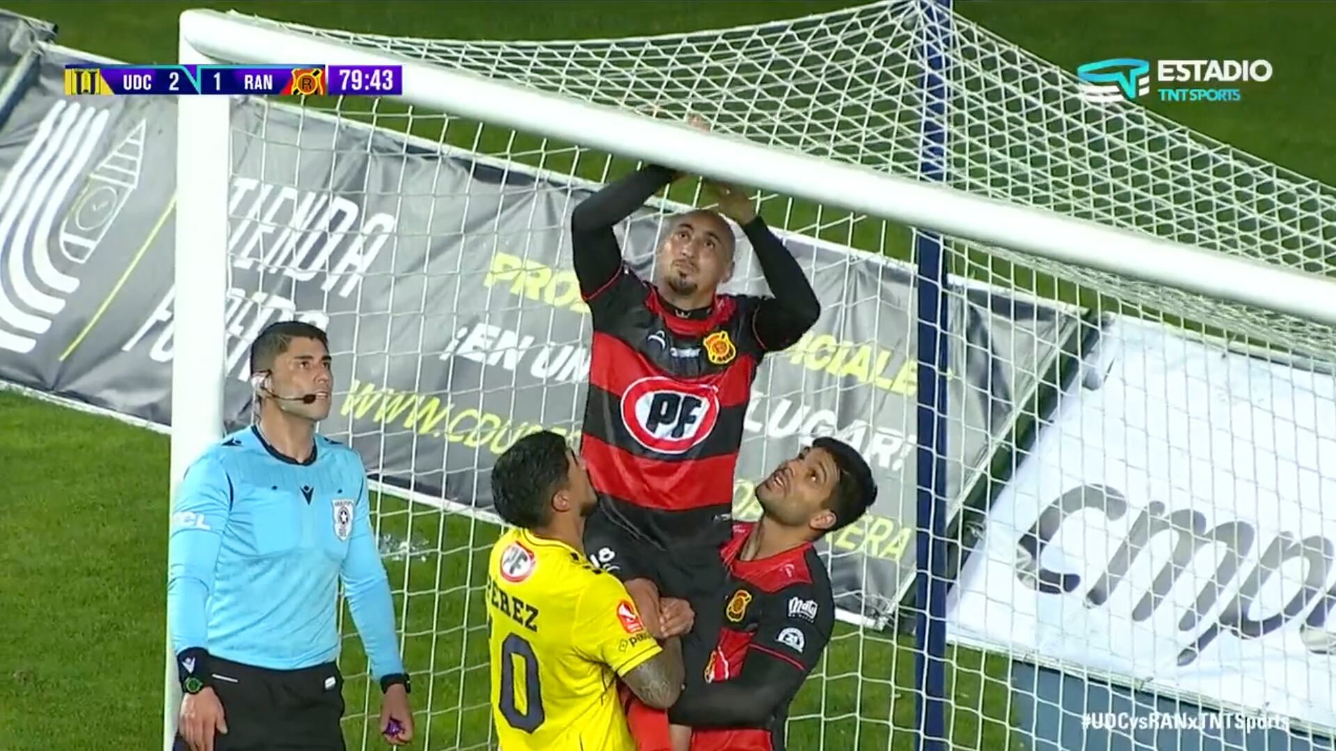 Sergio Felipe arreglando la malla del Ester Roa Rebolledo