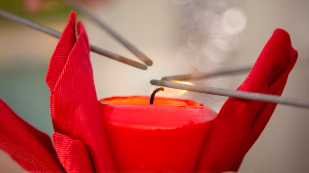 Personas encendiendo fuegos artificiales de palo en el hemisferio sur