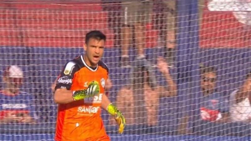 Toselli se vuelve a lucir con sus tapadas en Argentina, pero perdió y le cometió un penal a Vecchio