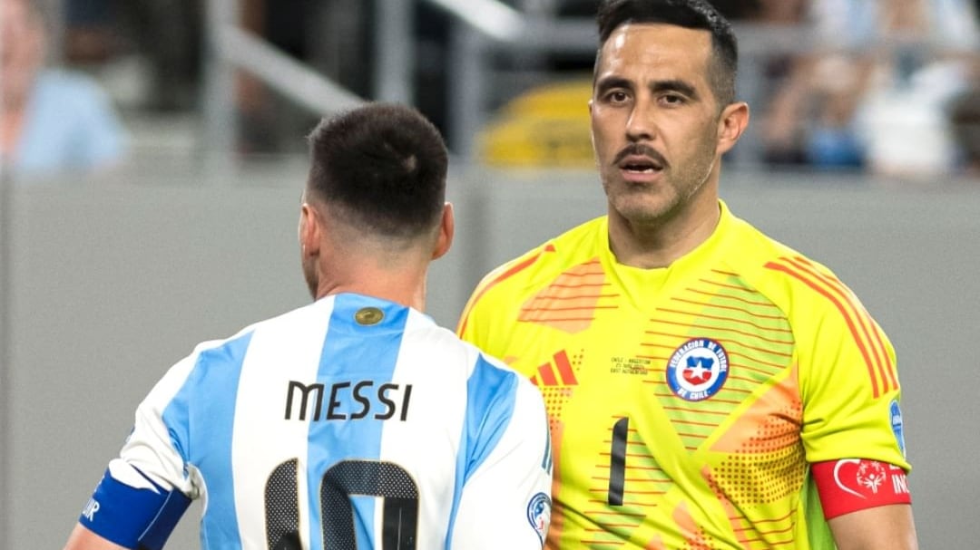 Los capitanes del último partido oficial entre chilenos y argentinos fueron el retirado arquero nacional y el lesionado delantero transandino.