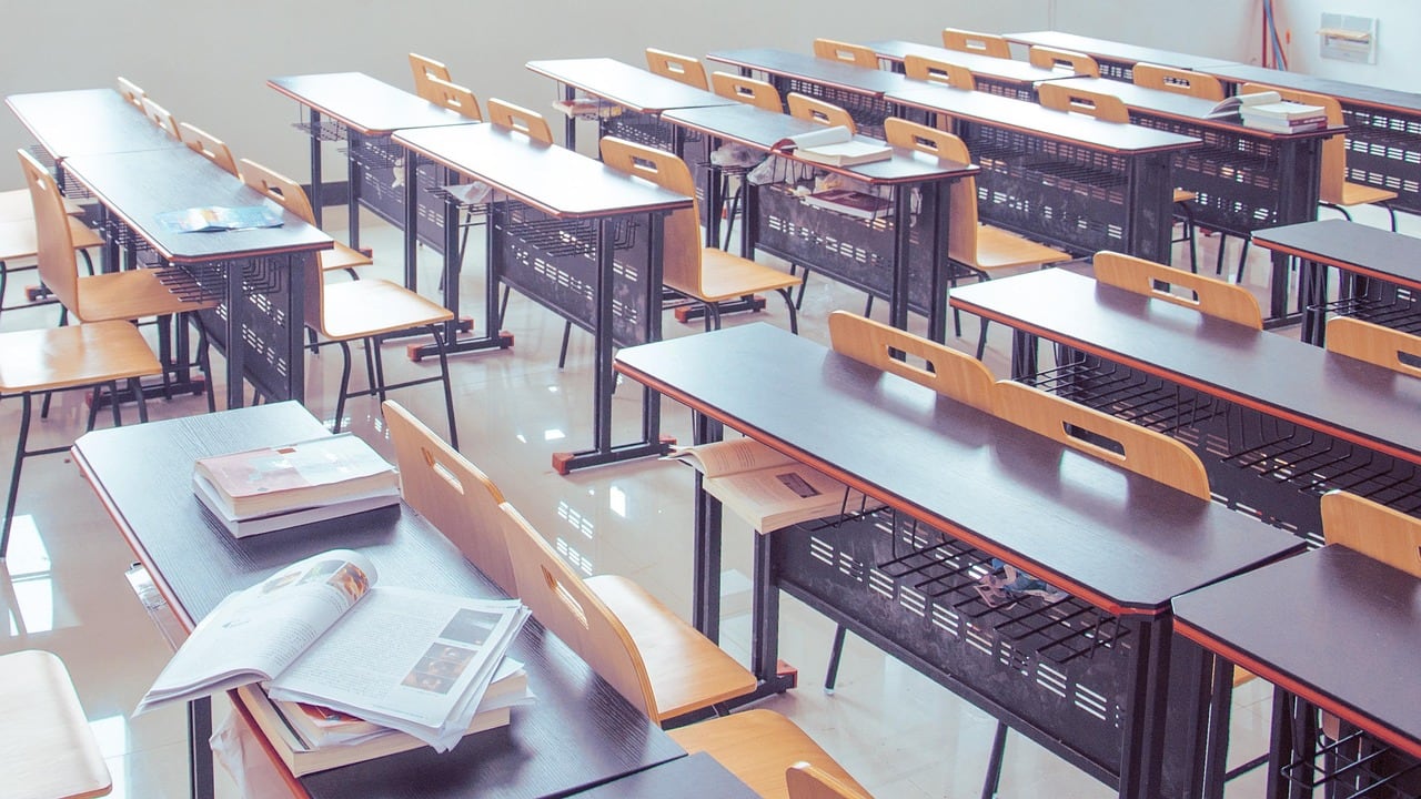 Sala de clases (Imagen referencial) | Fuente: Pixabay @Sanjiang