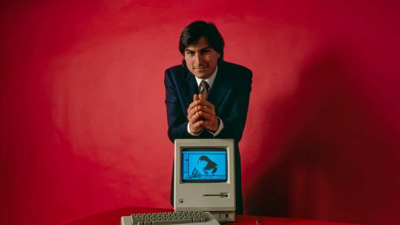 Un traje usado por Steve Jobs en un anuncio de Apple se va a subastar por bastante plata.