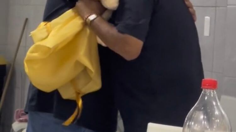 Hombre recibió para su cumpleaños un oso de peluche con la voz de su esposa recientemente fallecida.