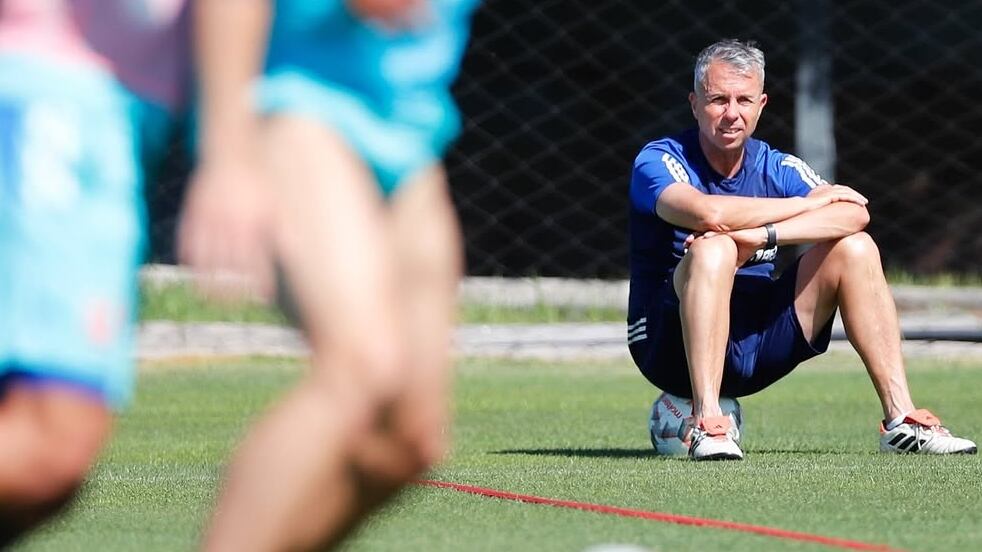El entrenador de la U durante una práctica del plantel universitario en el CDA.