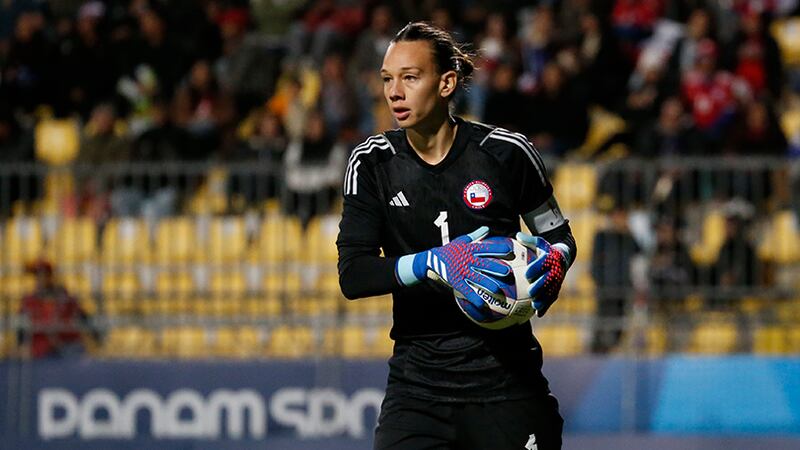 Las mujeres salen a sacar la cara por las selecciones chilenas ante el descalabro de los equipos masculinos