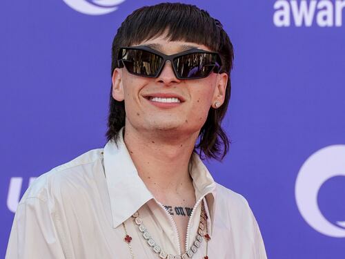 Peso Pluma revela su momento más vergonzoso durante un concierto