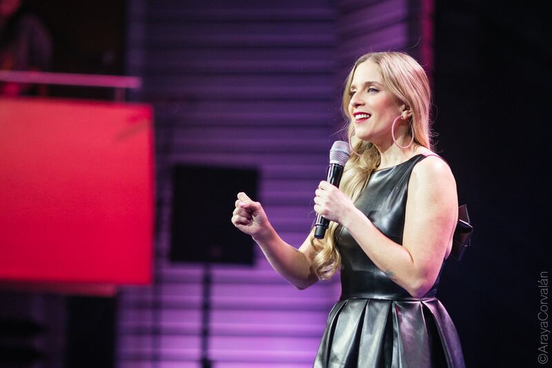 Alison Mandel sobre el escenario en su especial de comedia