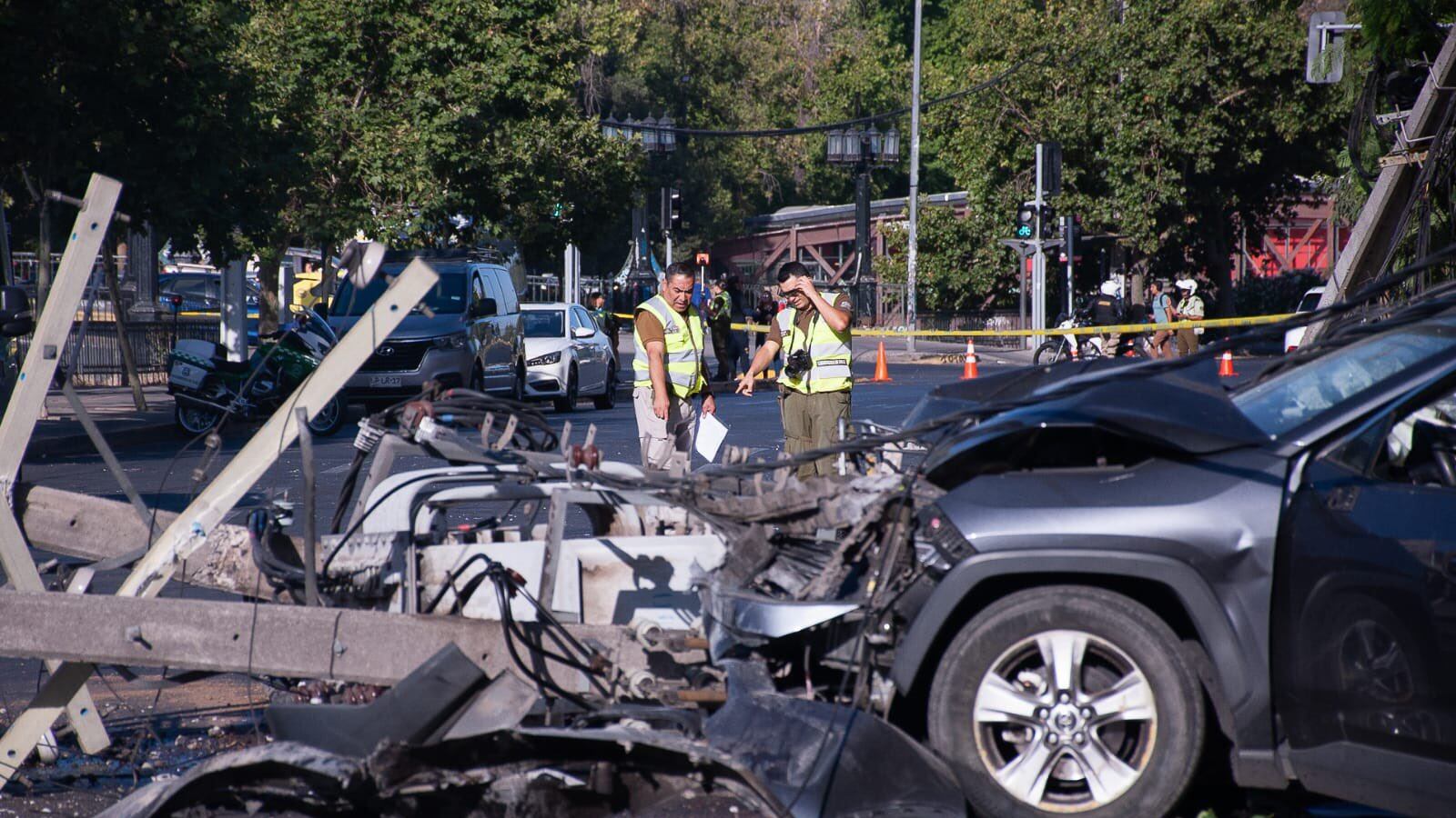 Un grave accidente de tránsito provocó un conductor en estado de ebriedad que viajaba junto a otros cuatro pasajeros por Providencia. La tragedia ocurrió durante la madrugada en avenida Santa María, en las cercanías del barrio Bellavista, lugar donde habían estado horas antes.
Según informaron, el hombre perdió el control del volante y chocó contra unos postes, los cuales cayeron sobre el vehículo, dejándolo totalmente destruido
Al interior del auto se trasladaban cinco personas y uno de ellos resultó con heridas graves, incluso con riesgo de perder una pierna. El conductor en tanto, quedó detenido.
“Se trata de un vehículo que habría impactado a alta velocidad a dos postes de alumbrado público de la empresa ENEL, los dos transformadores habrían sido desprendidos y están obstaculizando la vía”, explicó el capitán de Carabineros Claudio Medina, oficial de ronda Prefectura Santiago Oriente, consignó T13.
Taco y cortes de luz
Producto del grave accidente y la caída de los postes de luz, se reporte el corte de energía eléctrica en siete edificios aledaños, además de un taco de proporciones durante la mañana en avenida Santa María.