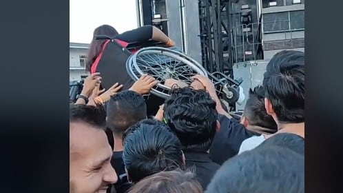 Cargan a joven en silla de ruedas en concierto de Rammstein