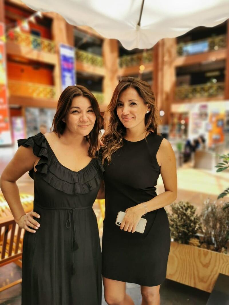 El jueves en vísperas de Semana Santa los animadores de Tu Día, Priscilla Vargas y José Luis Repenning sorprendieron a sus seguidores de Instagram con la presentación del nuevo proyecto que los unirá nuevamente como pareja de las comunicaciones. 
“Juntos, pero no resueltos”, es el nombre de podcast que estrenarán próximamente, sumándose al fenómeno digital que permite a los famosos desenvolverse a sus anchas, con sus propias líneas editoriales. 
“La idea nace en diciembre del año pasado, en el cumpleaños de la Pri, en la misma terraza donde estamos grabando el programa. Somos amigos hace ya varios años y en una sobremesa nos decidimos a participar en el podcast, porque sabíamos que lo pasaríamos bien”, cuenta Andrea Vargas, la hermana mayor de la animadora de Canal 13, con amplia experiencia como productora de televisión. 
Andrea y su marido Diego López, se conocieron en los pasillos del mismo canal del exangelito, cuando realizaron “En su propia trama”. De ahí, emigraron a CHV, donde realizaron el fenómeno televisivo “Manos al fuego”. El  programa que ponía a prueba la fidelidad de las parejas y que a muchos les gustaría ver de nuevo en TV, aunque no todos piensan que sea factible en estos tiempos. 
“Juntos, pero no resueltos” se graba en la casa de Priscilla Vargas, bajo el atento ojo de su hermana y su cuñado, quienes vieron en esta pareja de animadores un gran potencial para llegar a las familias y amigos, a través del formato digital.
“Queremos que sea un espacio para conversar de lo humano y lo divino. Con anécdotas e invitados que han sido un aporte a nuestro país. Animadores, deportistas, cantantes, periodistas, todos son bienvenidos a esta conversación  de amigos”, señala a Publimetro la productora ejecutiva.