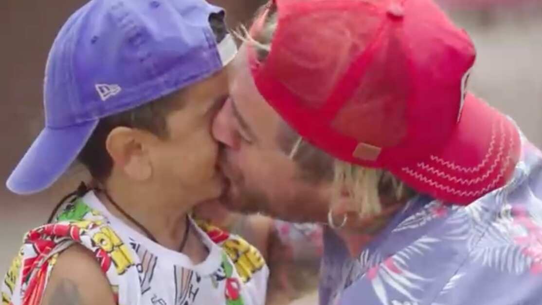 Beso entre Miguelito y Junior