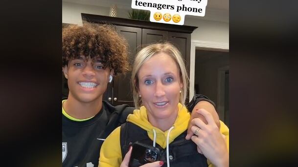 Madre cuenta que revisa los teléfonos de sus hijos