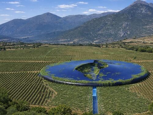 Una bodega inspirada en los ovnis surge de los viñedos griegos