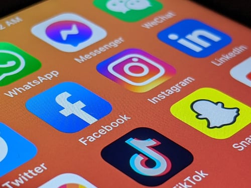 Por primera vez: redes sociales y plataformas de video superan a sitios web y medios tradicionales como principal fuente de noticias