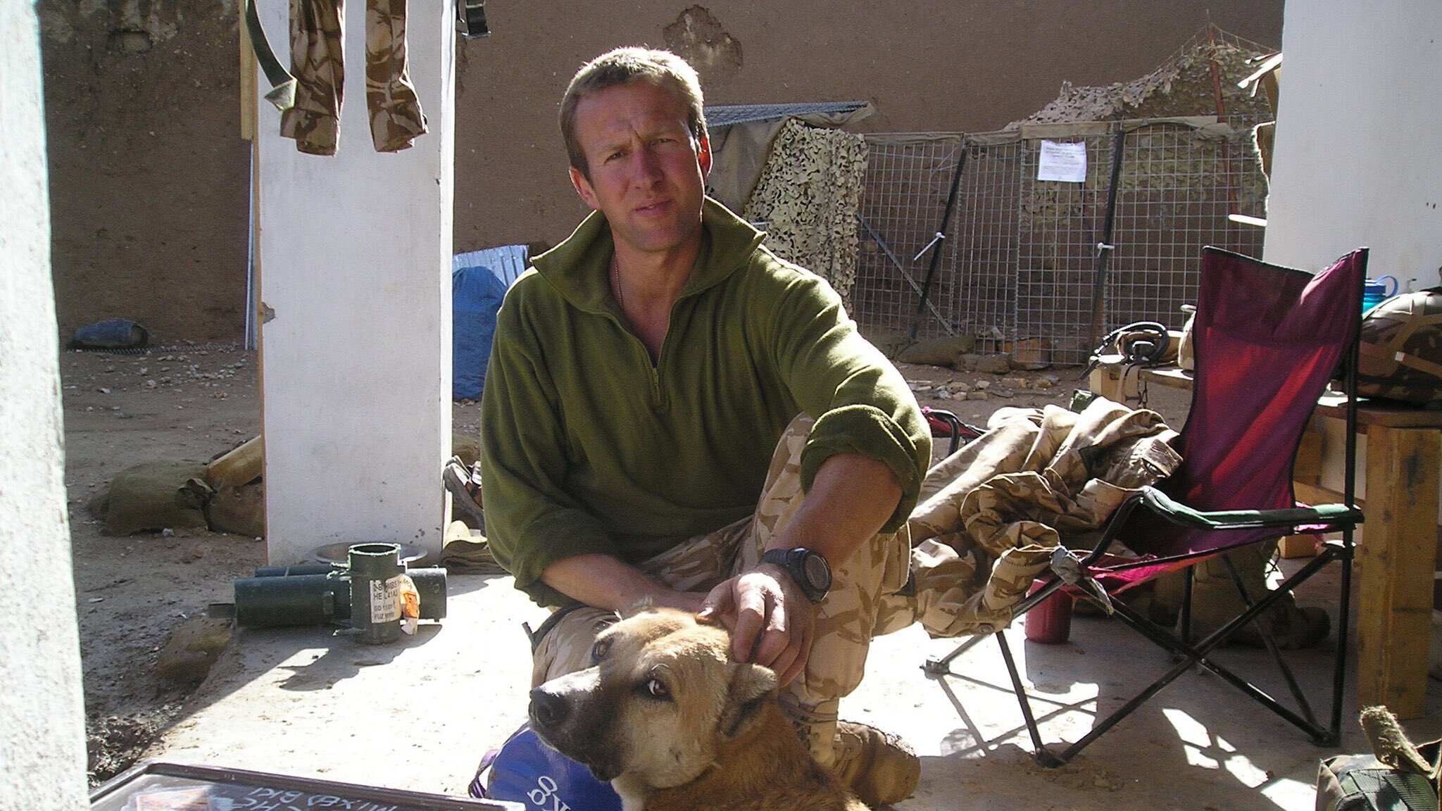 El británico con uno de sus perros.