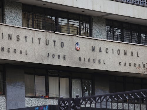 Tres docentes fueron rociadas con bencina en medio de disturbios en el Instituto Nacional