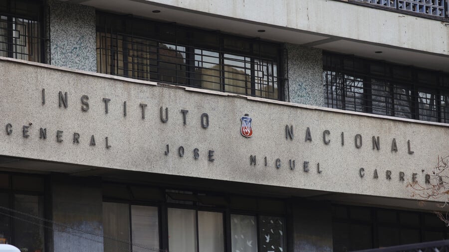 Tres docentes fueron rociadas con bencina en medio de disturbios en el Instituto Nacional