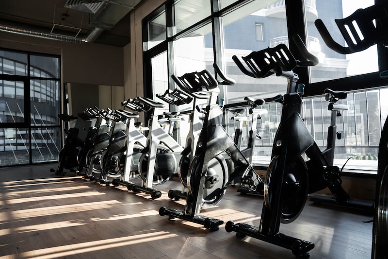 Las clases de spinning ofrecen una amplia gama de beneficios para la salud y la condición física. Foto: Freepik.