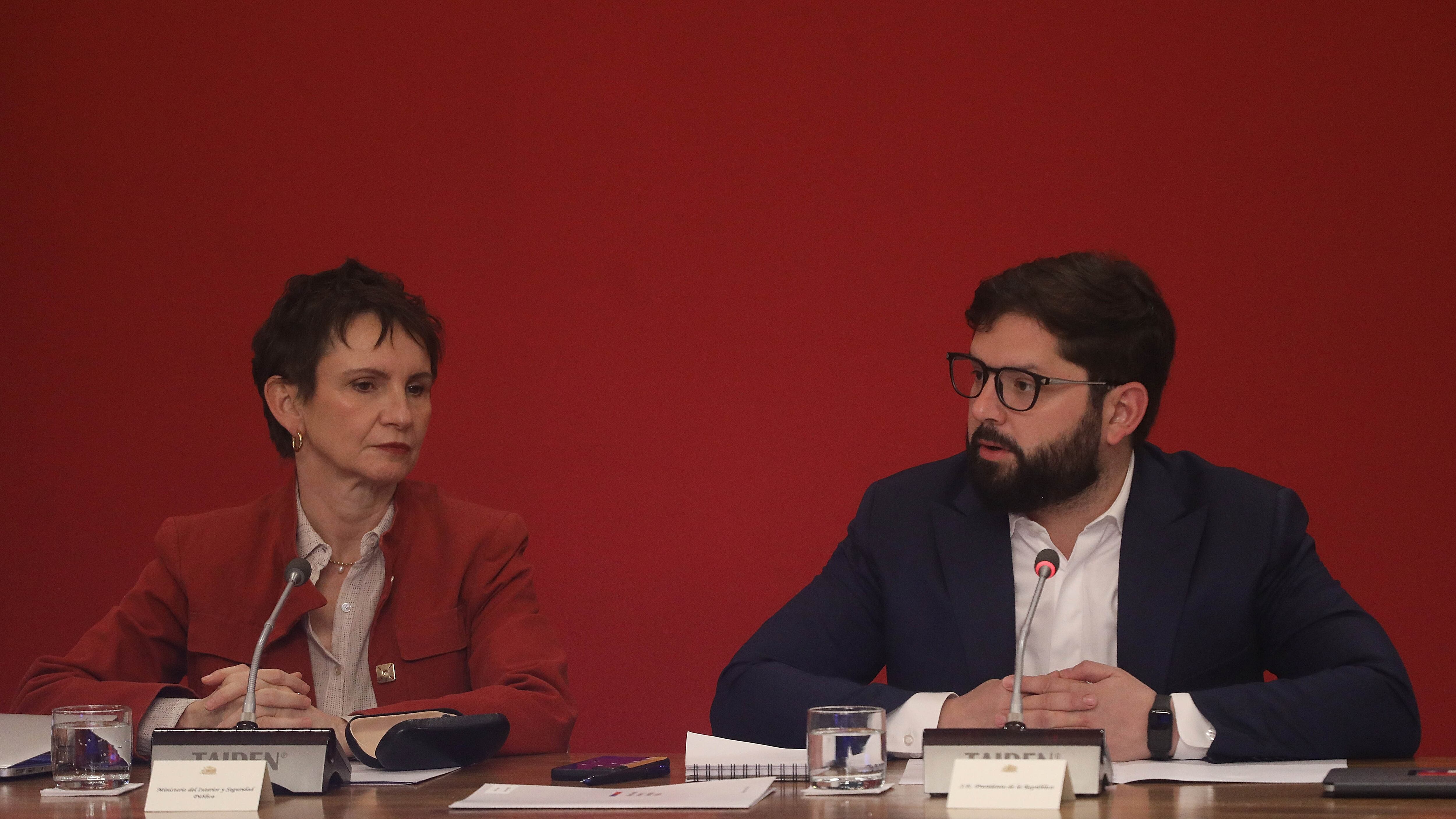 La ministra Carolina Tohá y el Presidente Boric, en el Consejo de Gabinete. / AGENCIAUNO