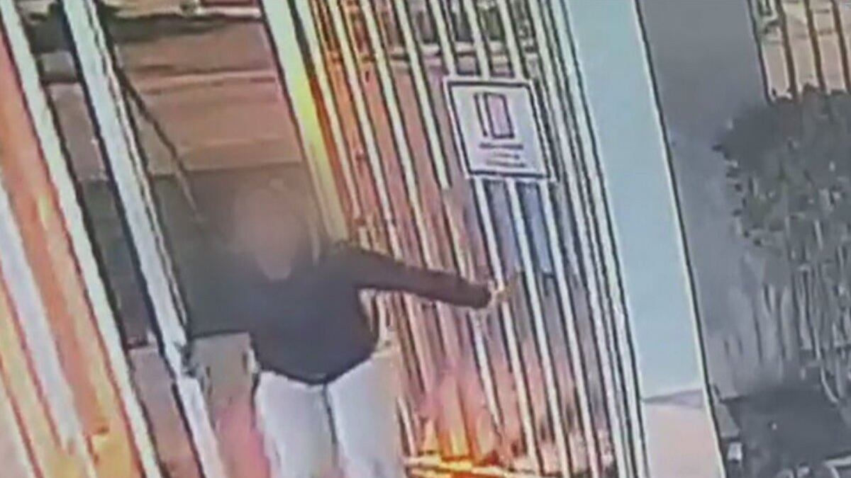 La peor pesadilla para una madre ocurrió en horas de la noche en la comuna de San Miguel. Un grupo de delincuentes armados la asaltó para robarse la camioneta, sin importarles que en su interior viajaba junto a su bebé de un año de vida.
El dramático hecho ocurrió pasadas las 22 horas en las afueras de un condominio, precisamente en la calle Lazo, lugar donde la mujer esperaba a su pareja quien se encontraba al interior de un departamento. En ese momento fue abordada por dos delincuentes, quienes llegaron arriba de una motocicleta y la amenazaron con armas de fuego.
Ahí, uno de ellos la obligó a bajar, sin darle tiempo para sacar a su hijo. Tras esto se dieron a la fuga ante la desesperación y angustia de la víctima.
Posteriormente, se reportó que la banda criminal, dejó al lactante en las afueras de un SAPU de la comuna de El Bosque, quienes fueron alertados por un transeúnte que informó del hallazgo del bebé en la vía pública.