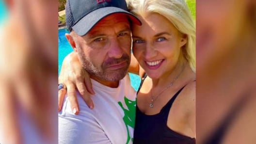 linas (56), más conocido como Keno Salinas, por intermedio de una aplicación para conocer gente. Desde la primera cita pasó un año sin avances amorosos. "Nos transformamos en amigos incondicionales a morir'* dice ella. "Una noche me desvelé y a las 2 de la mañana me di cuenta de que habíamos hecho match. La invité a salir y nos hicimos súper amigos", confirma él.
Hace poco menos de una semana, la ex participante del programa "Master-Chef" y diseñadora de carteras, nacida en Punta Arenas, experimento un cam-bio. "Un día miré para el lado, pero con otro prisma, al amigo que siempre estaba ahí, en las buenas y en la malas. Y algo me hizo click. Me pregunté ¿por qué no? ¿Por qué nunca le he querido dar una oportunidad si me ha demostrado que me quiere y se preocupa por mí?"
Y así comenzó una relación senti mental con el periodista patiperro (@kenotrotamundos), habituado a estar mucho tiempo fuera de Chile, debido a su trabajo de corresponsal depor-tivo.
¿Quién se declaró?
"Bueno, él siempre me insinuaba cosas, pero yo siempre pensaba que
"Me pregunté ¿por qué no? ¿Por qué nunca le he querido dar una oportunidad si me ha demostrado que me quiere y se preocupa por mí?", explica ella. Ahora están juntos.
mucho tiempo?
*Nooo, para nada. Siempre lo animé a que viajara, que fuera feliz y se realizara en lo profesional, donde es muy bueno. Soy súper libre y me gusta que la gente sea feliz"
En ese sentido, Salinas contó que los viajes no serán problema. "Ahora estoy yendo a eventos bien puntuales.
Radio BioBío quiere que esté en el estudio comentando y participando de transmisiones. Ya no me mando dos o tres meses a Europa. Fui de martes a martes a Liverpool, por ejemplo. Hice mi trabajo para Skechers y los medios para los cuales trabajo y volví a mi ho- am