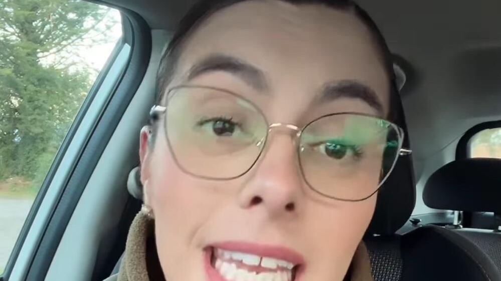 Una funcionaria de Carabineros se viralizó en redes sociales, tras alertar sobre un caso de estafa que se está realizando en marketplace, donde un supuesto comprador se hace pasar por un funcionario de la institución.
“Difundan lo que les voy a decir. Para las personas que venden artículos de gran valor por las redes sociales”, señaló en un video.
Según explicó, el modus operandi de los sujetos es identificarse como carabineros e incluso envían la identificación que demuestra que es policía, con el fin de generar confianza en el vendedor. Pero todo sería falso, falso.
“El supuesto comprador dice ser funcionario de Carabineros y les envía una foto de su Tipcar y cédula para generar credibilidad, es una estafa por donde la miren”.