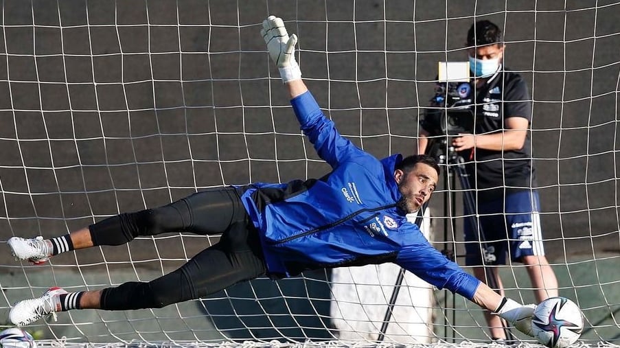 El arquero nacional del Betis valoró positivamente la eventual llegada de Ricardo Gareca a la banca de la selección chilena.