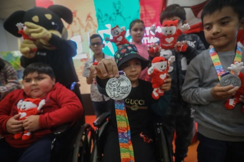 Teletón y el Maratón de Santiago presentan la medalla de la fiesta deportiva más grande de Chile