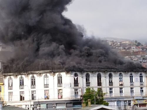 Voraz incendio en el centro de Valparaíso: estructura se derrumba y lesiona a bomberos